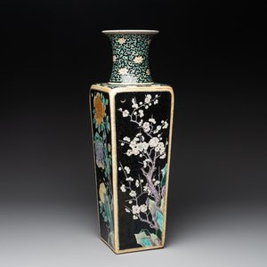 A Chinese famille noire square vase with floral design, Chenghua mark, 19th C. — photo 1