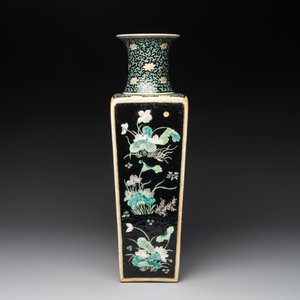 A Chinese famille noire square vase with floral design, Chenghua mark, 19th C. — photo 2