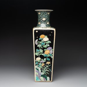 A Chinese famille noire square vase with floral design, Chenghua mark, 19th C. — photo 3