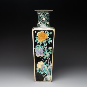 A Chinese famille noire square vase with floral design, Chenghua mark, 19th C. — photo 4