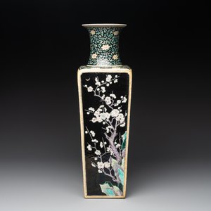 A Chinese famille noire square vase with floral design, Chenghua mark, 19th C. — photo 5