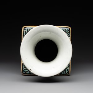 A Chinese famille noire square vase with floral design, Chenghua mark, 19th C. — photo 6