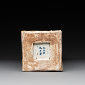 A Chinese famille noire square vase with floral design, Chenghua mark, 19th C. — photo 7