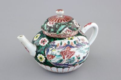 A Chinese famille noire teapot and cover, Yongzheng, 1722-1735