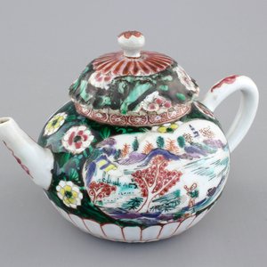 A Chinese famille noire teapot and cover, Yongzheng, 1722-1735 — photo 1