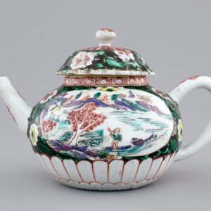 A Chinese famille noire teapot and cover, Yongzheng, 1722-1735 — photo 2