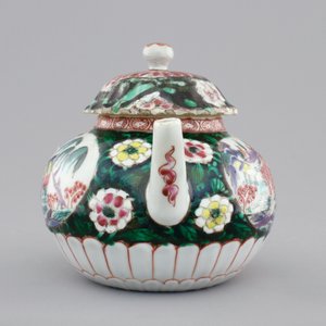 A Chinese famille noire teapot and cover, Yongzheng, 1722-1735 — photo 3