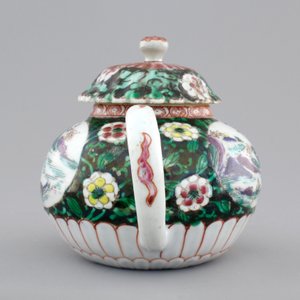 A Chinese famille noire teapot and cover, Yongzheng, 1722-1735 — photo 5