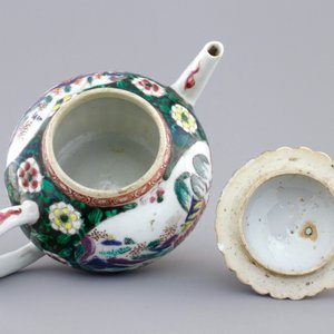 A Chinese famille noire teapot and cover, Yongzheng, 1722-1735 — photo 6