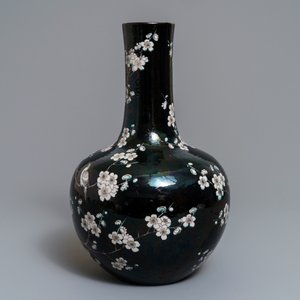 A Chinese famille noire tianqiu ping vase with birds among blossoms, 19th C. — 照片 4