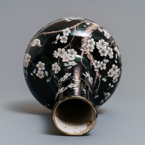 A Chinese famille noire tianqiu ping vase with birds among blossoms, 19th C. — 照片 6