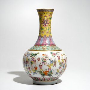 A Chinese famille rose "100 boys" bottle vase, Guangxu mark, 20th C. — photo 1