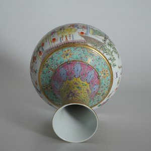 A Chinese famille rose "100 boys" bottle vase, Guangxu mark, 20th C. — photo 12