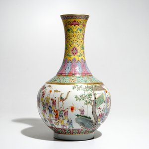 A Chinese famille rose "100 boys" bottle vase, Guangxu mark, 20th C. — photo 2