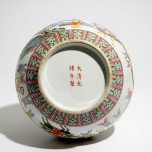 A Chinese famille rose "100 boys" bottle vase, Guangxu mark, 20th C. — photo 6