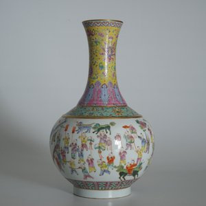 A Chinese famille rose "100 boys" bottle vase, Guangxu mark, 20th C. — photo 8