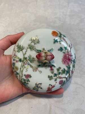 A Chinese famille rose '100 boys' covered box and a plate, Guangxu mark, Republic — 照片 12