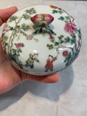 A Chinese famille rose '100 boys' covered box and a plate, Guangxu mark, Republic — 照片 13