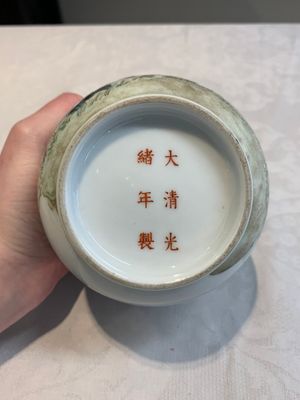 A Chinese famille rose '100 boys' covered box and a plate, Guangxu mark, Republic — 照片 16
