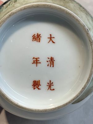 A Chinese famille rose '100 boys' covered box and a plate, Guangxu mark, Republic — 照片 17