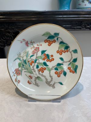 A Chinese famille rose '100 boys' covered box and a plate, Guangxu mark, Republic — 照片 2
