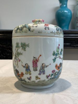 A Chinese famille rose '100 boys' covered box and a plate, Guangxu mark, Republic — 照片 8