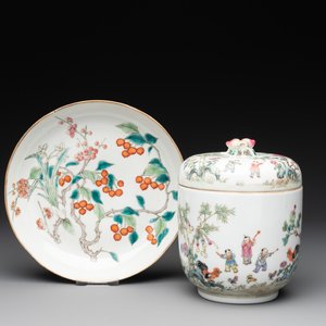 A Chinese famille rose '100 boys' covered box and a plate, Guangxu mark, Republic — 照片 1