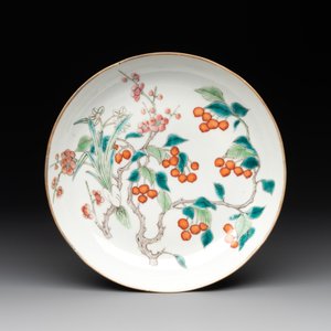 A Chinese famille rose '100 boys' covered box and a plate, Guangxu mark, Republic — 照片 2