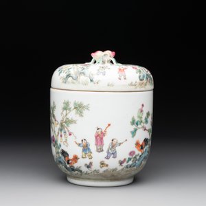 A Chinese famille rose '100 boys' covered box and a plate, Guangxu mark, Republic — 照片 4