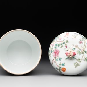 A Chinese famille rose '100 boys' covered box and a plate, Guangxu mark, Republic — 照片 8