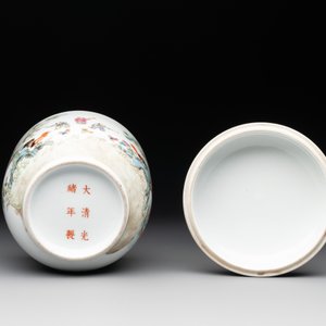A Chinese famille rose '100 boys' covered box and a plate, Guangxu mark, Republic — 照片 9
