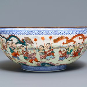 A Chinese famille rose '100 boys' eggshell bowl, Qianlong mark, 20th C. — 照片 2