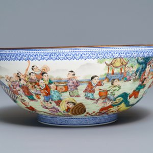 A Chinese famille rose '100 boys' eggshell bowl, Qianlong mark, 20th C. — 照片 4