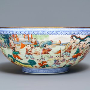 A Chinese famille rose '100 boys' eggshell bowl, Qianlong mark, 20th C. — 照片 5