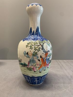 A Chinese famille rose '100 boys' garlic-mouth vase, Qianlong mark, 19th C. — photo 1