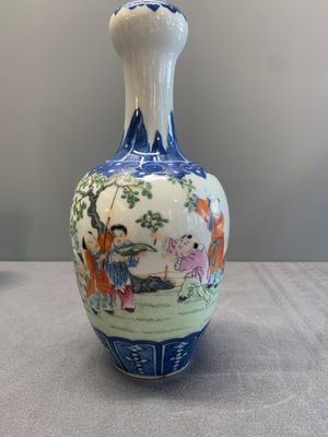 A Chinese famille rose '100 boys' garlic-mouth vase, Qianlong mark, 19th C. — photo 2
