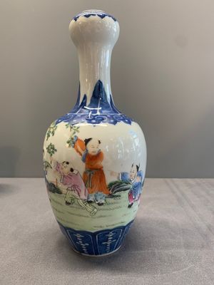 A Chinese famille rose '100 boys' garlic-mouth vase, Qianlong mark, 19th C. — photo 3