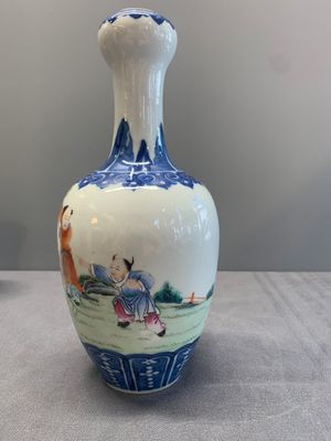 A Chinese famille rose '100 boys' garlic-mouth vase, Qianlong mark, 19th C. — photo 4