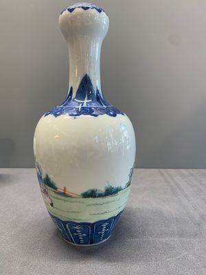 A Chinese famille rose '100 boys' garlic-mouth vase, Qianlong mark, 19th C. — photo 5