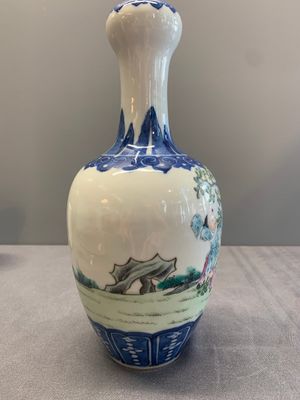 A Chinese famille rose '100 boys' garlic-mouth vase, Qianlong mark, 19th C. — photo 6