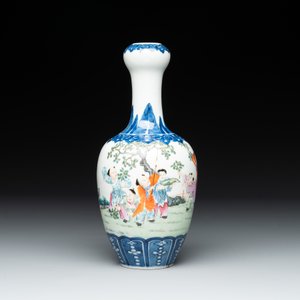 A Chinese famille rose '100 boys' garlic-mouth vase, Qianlong mark, 19th C. — photo 4