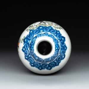 A Chinese famille rose '100 boys' garlic-mouth vase, Qianlong mark, 19th C. — photo 5
