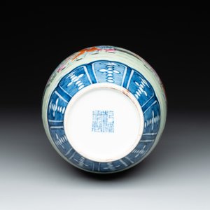 A Chinese famille rose '100 boys' garlic-mouth vase, Qianlong mark, 19th C. — photo 6