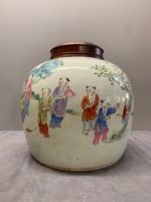 A Chinese famille rose '100 boys' jar and wooden cover, 19th C. — photo 1