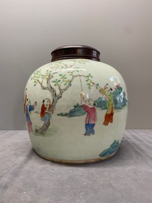 A Chinese famille rose '100 boys' jar and wooden cover, 19th C. — photo 2