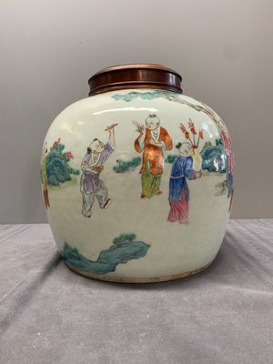A Chinese famille rose '100 boys' jar and wooden cover, 19th C. — photo 3