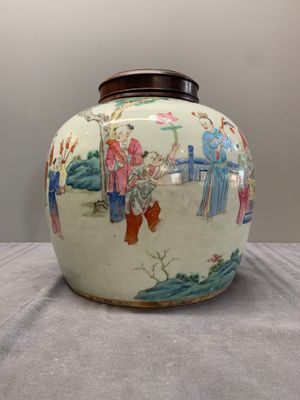 A Chinese famille rose '100 boys' jar and wooden cover, 19th C. — photo 4