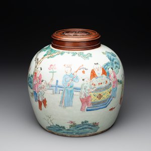 A Chinese famille rose '100 boys' jar and wooden cover, 19th C. — photo 1