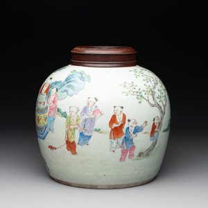 A Chinese famille rose '100 boys' jar and wooden cover, 19th C. — photo 3