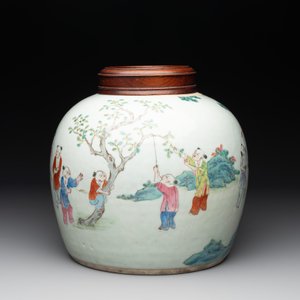 A Chinese famille rose '100 boys' jar and wooden cover, 19th C. — photo 4